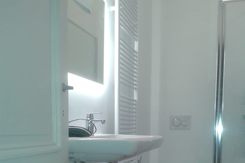 Badkamerrenovatie door Stef Libbrecht met nieuwe wastafel, hangtoilet en inloopdouche