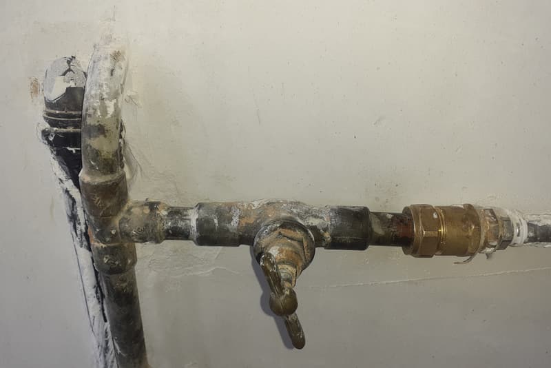 Nieuwe warm- en koudwaterleidingen aangelegd tijdens een renovatie in Mortsel